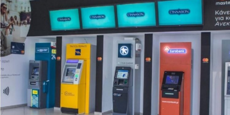 Alldaynews.gr Τέλος εποχής στα ΑΤΜ: Η πρώτη τράπεζα που θα κάνεις ανάληψη με το κινητό σου!