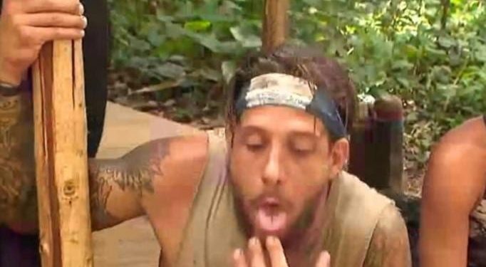 Alldaynews.gr Survivor: Επική αντίδραση από Μπόγδανο για Σάκη και Μαριαλένα – “Ξερνάω”