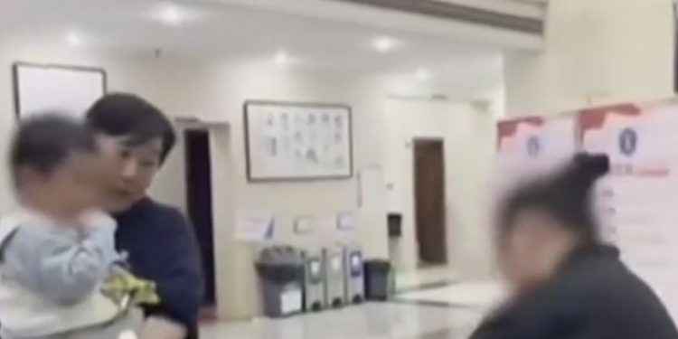 Alldaynews.gr Απίστευτη είδηση: Πούλησε το ανήλικο παιδί του για να πάει… διακοπές με τη νέα του σύζυγο (vid)