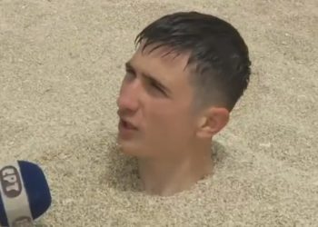 Θεός πιτσιρικάς: Έκανε δηλώσεις στην ΕΡΤ θαμμένος στην άμμο (vid)