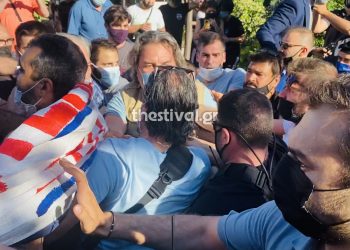 Ένταση στο Δημαρχείο της Καλαμαριάς: Διαδηλωτές ήρθαν στα χέρια με αστυνομικούς – Φυγαδεύτηκε ο Μητσοτάκης (video)