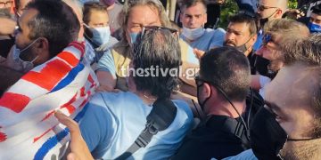 Ένταση στο Δημαρχείο της Καλαμαριάς: Διαδηλωτές ήρθαν στα χέρια με αστυνομικούς – Φυγαδεύτηκε ο Μητσοτάκης (video)