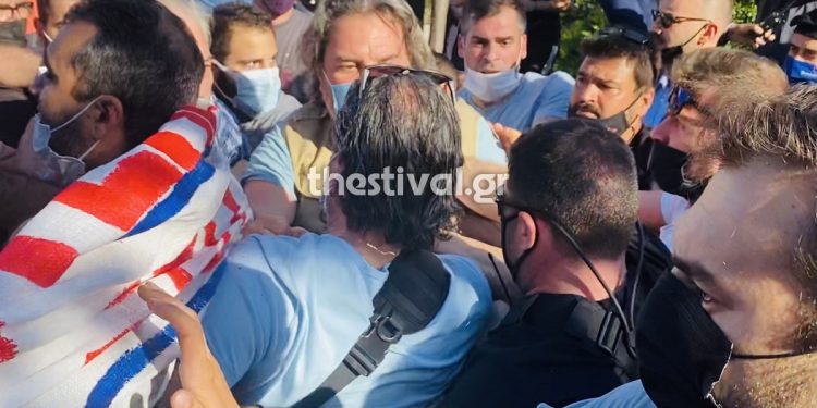 Ένταση στο Δημαρχείο της Καλαμαριάς: Διαδηλωτές ήρθαν στα χέρια με αστυνομικούς – Φυγαδεύτηκε ο Μητσοτάκης (video)
