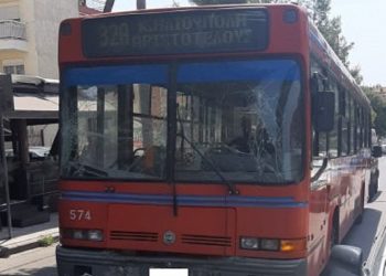 Δύο λεωφορεία του ΟΑΣΘ συγκρούστηκαν μεταξύ τους – Τραυματίστηκε μία γυναίκα (φωτο)