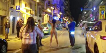 Θεσσαλονίκη: Γυναίκα έβγαλε τα ρούχα της και βγήκε σε κεντρικό δρόμο (pics)
