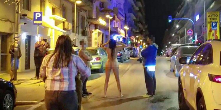 Θεσσαλονίκη: Γυναίκα έβγαλε τα ρούχα της και βγήκε σε κεντρικό δρόμο (pics)