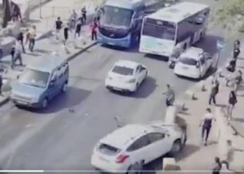 Σοκαριστικό βίντεο: Αυτοκίνητο Ισραηλινού πέφτει πάνω σε Παλαιστίνιους