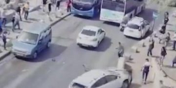 Alldaynews.gr Σοκαριστικό βίντεο: Αυτοκίνητο Ισραηλινού πέφτει πάνω σε Παλαιστίνιους