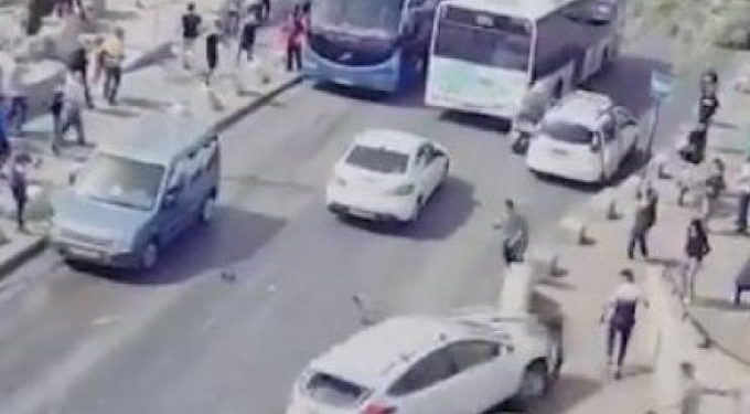 Alldaynews.gr Σοκαριστικό βίντεο: Αυτοκίνητο Ισραηλινού πέφτει πάνω σε Παλαιστίνιους