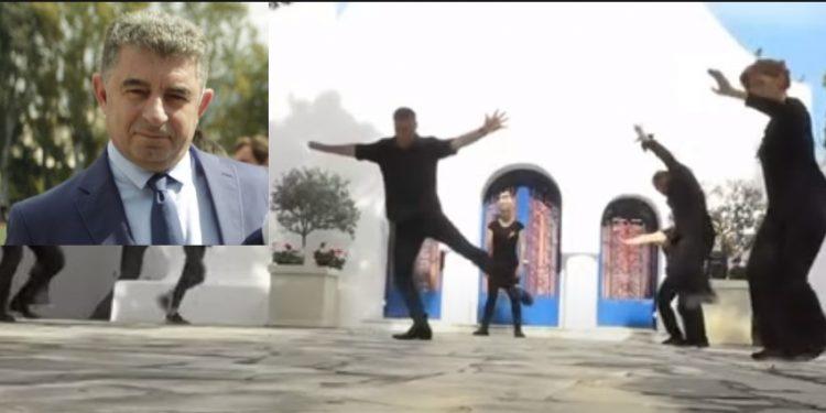 Γιώργος Καραϊβάζ-Ανατριχιαστικό: Μαυροφορεμένοι χόρεψαν το ζεϊμπέκικο  που αγαπούσε στην μνήμη του[video]