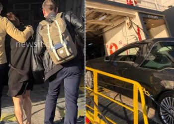 Σπαραγμός: Την ώρα που η χαροκαμένη Μάνα μπαίνει στο πλοίο μαζί με το φέρετρο της Καρολάιν[Φωτογραφίες]