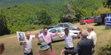 Νοσταλγοί της Χούντας στη Λάρισα έστησαν τρικούβερτο γλέντι με φωτογραφίες του Παπαδόπουλου (ΦΩΤΟ, video)