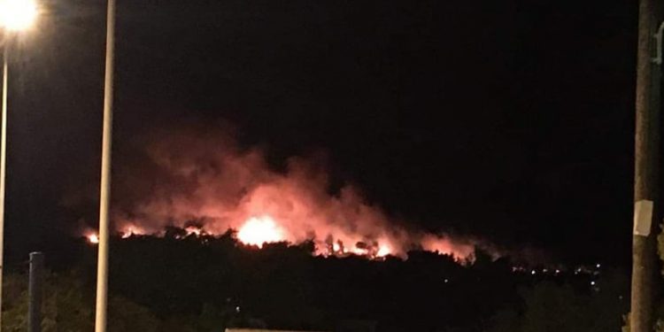 Συμβαίνει Τώρα: Καίγεται το Λουτράκι-Εκκενώνονται οικισμοί, Καίγονται σπίτια[Φωτογραφίες-Βίντεο]
