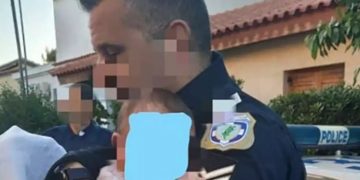 Alldaynews.gr Γλυκά Νερά: Η εικόνα που ραγίζει καρδιές λίγο μετά την αποκάλυψη της δολοφονίας της Κάρολάϊν