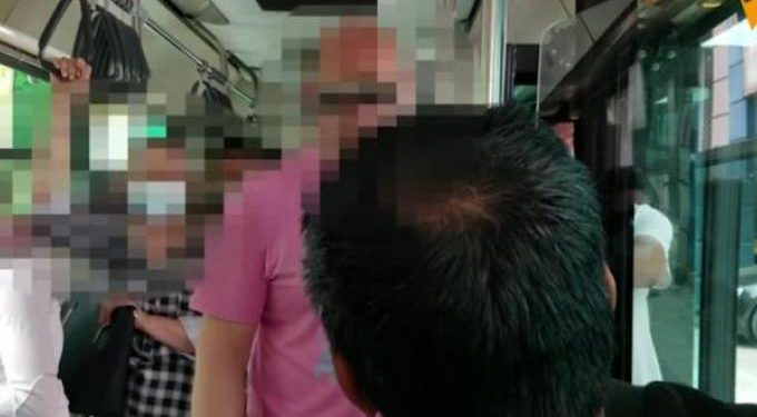 Alldaynews.gr Οδηγός λεωφορείου σε επιβάτη: «Εδώ κουμάντο κάνω εγώ» (video)