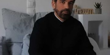 Alldaynews.gr Από βιολιστής του Μαζωνάκη… ιερέας στη Σίφνο – Η συνέντευξη του παπα – Στρατή (video)