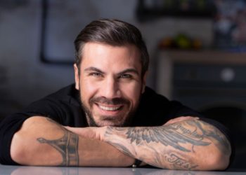 Μπαμπάς ο Άκης Πετρετζίκης! Πότε παντρεύεται με την Κωνσταντίνα Παπαμιχαήλ