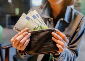 49χρονη βρήκε πορτοφόλι τουρίστα με χρηματικό ποσό και του το παρέδωσε! «Τι υπέροχη χώρα η Ελλάδα και τι υπέροχοι άνθρωποι» είπε…