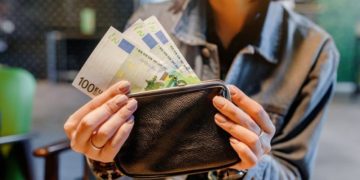 Alldaynews.gr 49χρονη βρήκε πορτοφόλι τουρίστα με χρηματικό ποσό και του το παρέδωσε! «Τι υπέροχη χώρα η Ελλάδα και τι υπέροχοι άνθρωποι» είπε…