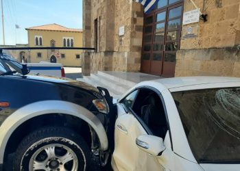 Υπαστυνόμος κατέστρεψε το αυτοκίνητο Αστυνομικού Διευθυντή – Το τράκαρε και βγήκε με βαριοπούλα! Δείτε φωτογραφίες