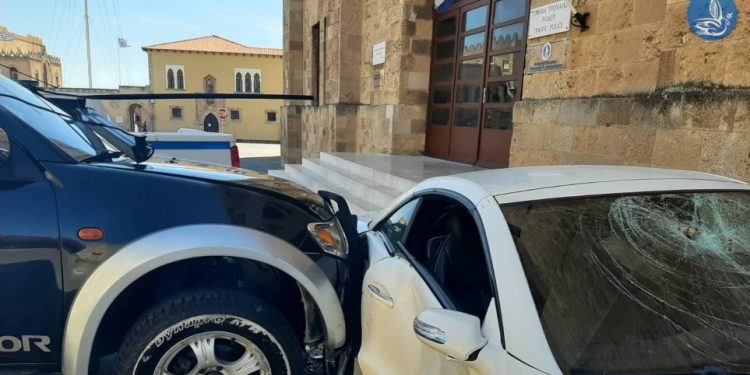 Alldaynews.gr Υπαστυνόμος κατέστρεψε το αυτοκίνητο Αστυνομικού Διευθυντή – Το τράκαρε και βγήκε με βαριοπούλα! Δείτε φωτογραφίες