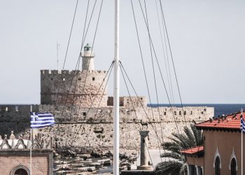 Ρόδος: 48χρονος κατέβασε την ελληνική σημαία, τον καταδίωξαν και μαχαίρωσε αστυνομικό!