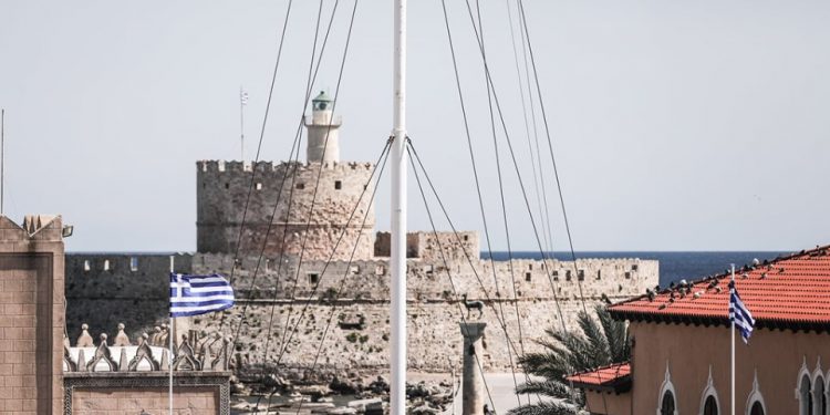 Ρόδος: 48χρονος κατέβασε την ελληνική σημαία, τον καταδίωξαν και μαχαίρωσε αστυνομικό!
