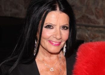 Alldaynews.gr Ζωζώ Σαπουντζάκη: Ξεφάντωσε χορεύοντας και τραγουδώντας την Κυριακή του Πάσχα