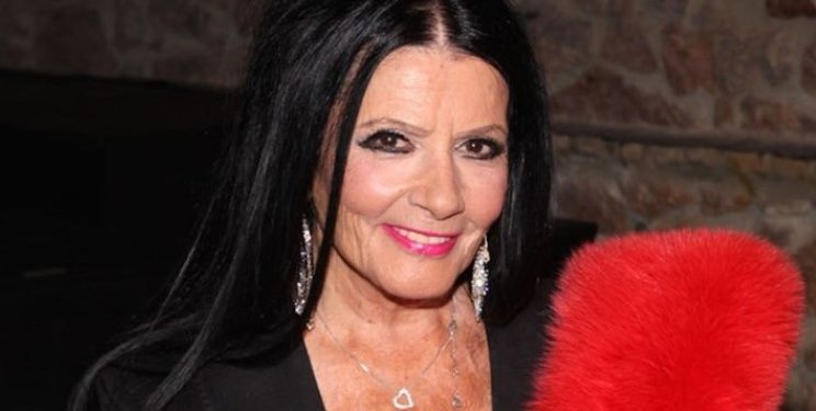 Alldaynews.gr Ζωζώ Σαπουντζάκη: Ξεφάντωσε χορεύοντας και τραγουδώντας την Κυριακή του Πάσχα