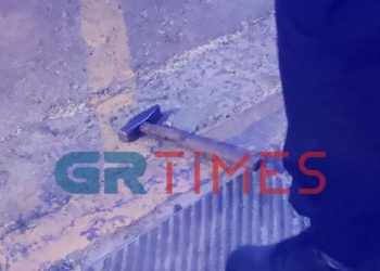 Θεσσαλονίκη: Πάρκαρε στην είσοδο πυλωτής και μετά από λογομαχία επιτέθηκε με σφυρί (pics, vid)