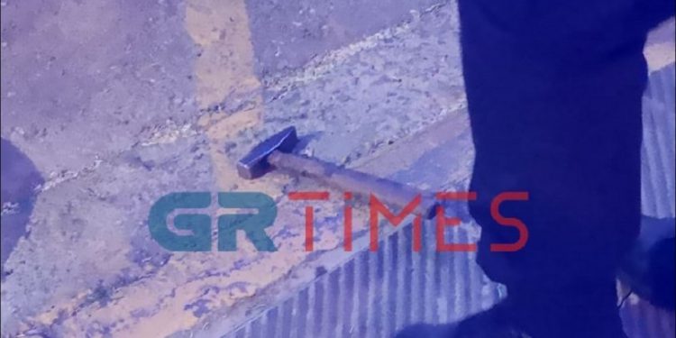 Alldaynews.gr Θεσσαλονίκη: Πάρκαρε στην είσοδο πυλωτής και μετά από λογομαχία επιτέθηκε με σφυρί (pics, vid)