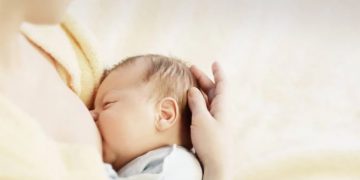 Τραγικό Συμβάν: Μητέρα πέθανε την ώρα που θήλαζε, έπεσε πάνω στο μωρό και προκάλεσε τον θάνατό του από ασφυξία