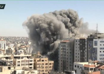 «Θέλουμε 10 λεπτά να κατέβουμε 11 ορόφους»: Το Ισραήλ βομβάρδισε τον πύργο του Al-Jazeera και του Associated Press (pics, vid)