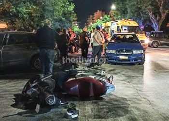 Θεσσαλονίκη: Ταξί παρέσυρε μηχανάκι με νεαρούς που βγήκαν από μονόδρομο (φωτο)