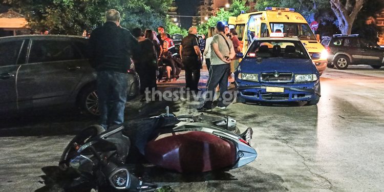 Alldaynews.gr Θεσσαλονίκη: Ταξί παρέσυρε μηχανάκι με νεαρούς που βγήκαν από μονόδρομο (φωτο)