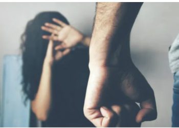 62χρονος εξύβρισε και ξυλοκόπησε την 39χρονη σύντροφό του