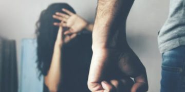 Alldaynews.gr 62χρονος εξύβρισε και ξυλοκόπησε την 39χρονη σύντροφό του