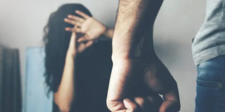 Alldaynews.gr 62χρονος εξύβρισε και ξυλοκόπησε την 39χρονη σύντροφό του