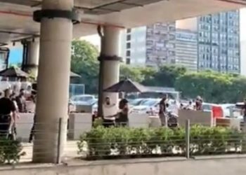 Ξύλο σε εστιατόριο για τον λογαριασμό: Σερβιτόρος «ξάπλωσε» πελάτη (vid)