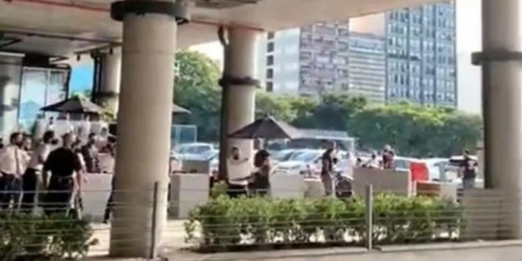 Ξύλο σε εστιατόριο για τον λογαριασμό: Σερβιτόρος «ξάπλωσε» πελάτη (vid)