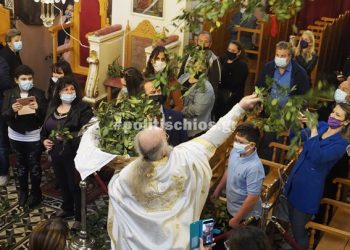 Έκανε την πρώτη Ανάσταση ο “ιπτάμενος ιερέας” που γίνεται viral κάθε χρόνο