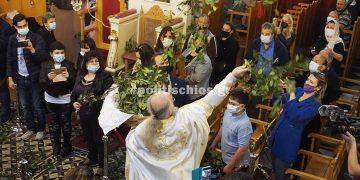 Έκανε την πρώτη Ανάσταση ο “ιπτάμενος ιερέας” που γίνεται viral κάθε χρόνο