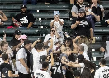 Απίστευτο ξύλο και μαλλιοτραβήγματα γυναικών σε αγώνα μπέιζμπολ (vid)