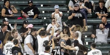 Alldaynews.gr Απίστευτο ξύλο και μαλλιοτραβήγματα γυναικών σε αγώνα μπέιζμπολ (vid)