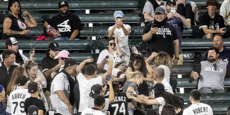 Alldaynews.gr Απίστευτο ξύλο και μαλλιοτραβήγματα γυναικών σε αγώνα μπέιζμπολ (vid)