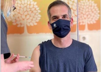Alldaynews.gr Εμβολιάστηκε με ΑstraZeneca ο Κώστας Μπακογιάννης (pic)