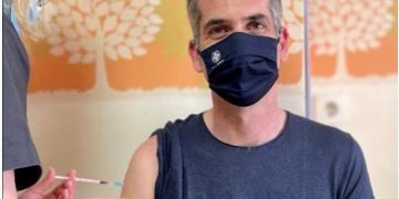 Alldaynews.gr Εμβολιάστηκε με ΑstraZeneca ο Κώστας Μπακογιάννης (pic)