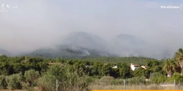 Καλά νέα από τη φωτιά στην Κορινθία: «Σε ύφεση» λέει ο αρχηγός της Πυροσβεστικής – Μάχη από αέρος (vids)