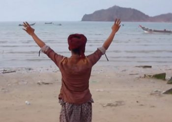 Πάμφτωχοι ψαράδες βρήκαν τεράστιο θησαυρό στην κοιλιά φάλαινας…και η ζωή τους άλλαξε για πάντα (vid)