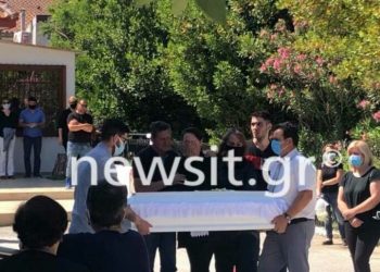 Σπαραγμός στην κηδεία του μικρού Γιωργάκι που έπεσε σε βόθρο και σκοτώθηκε[video]